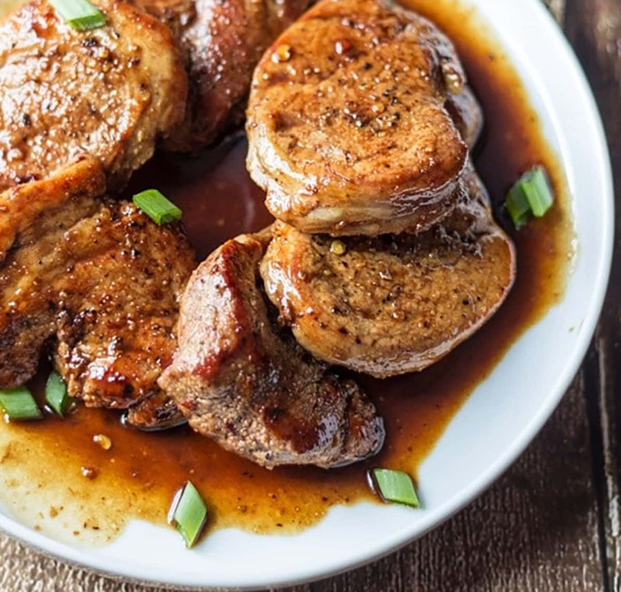 Mignon de porc érable dijon chipotle sur casserole de riz & choux de bruxelle sauté au gras de canard bacon échalotes