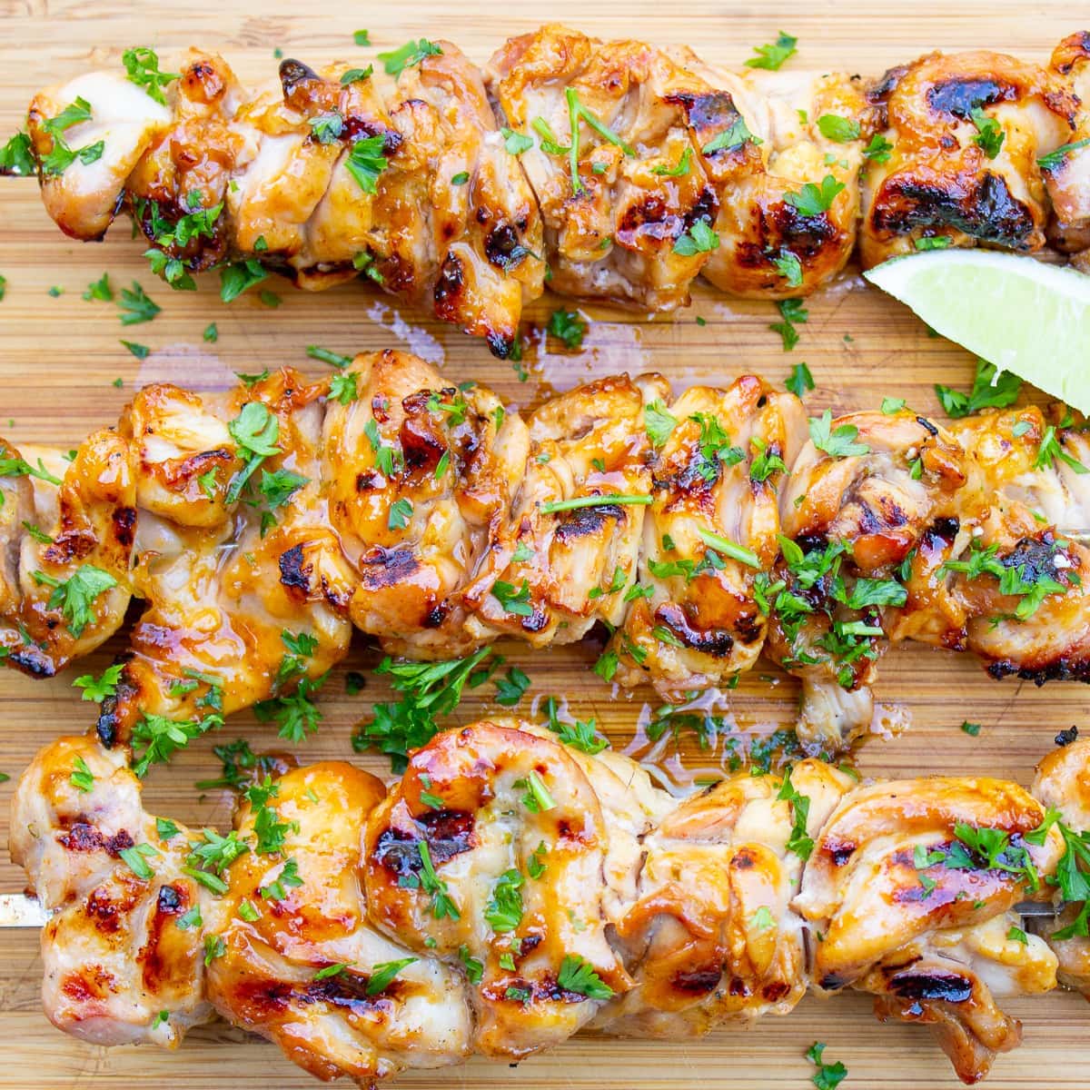 Poulet grillé UN PEU épicé au miel & lime sur orzo ail parmesan légumes du moment
