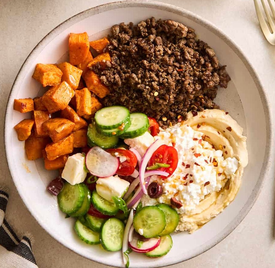 Bœuf alla méditerranéenne, patates douce en cube grillé,salade fraîche & houmous poivrons rôtis