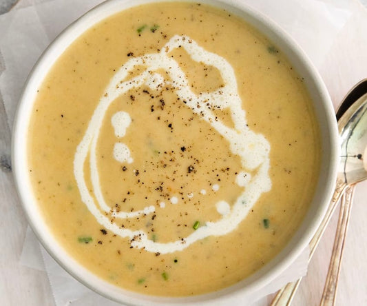 Crème de chou-fleur, cheddar blanc, pomme & oignons frits