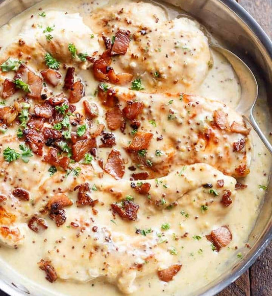 Poulet crémeux à la moutarde, bacon & oignons caramélisés sur riz & légumes du moment