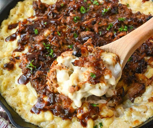 Mac n cheese en coquilles, effiloché de porc bbq style côtes levées & panko grillé