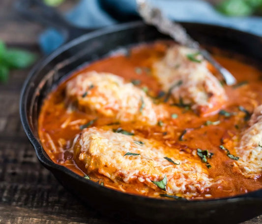 Escalope de poulet pané sauce rosée gratiné sur poêler gourmande de légumes & patates
