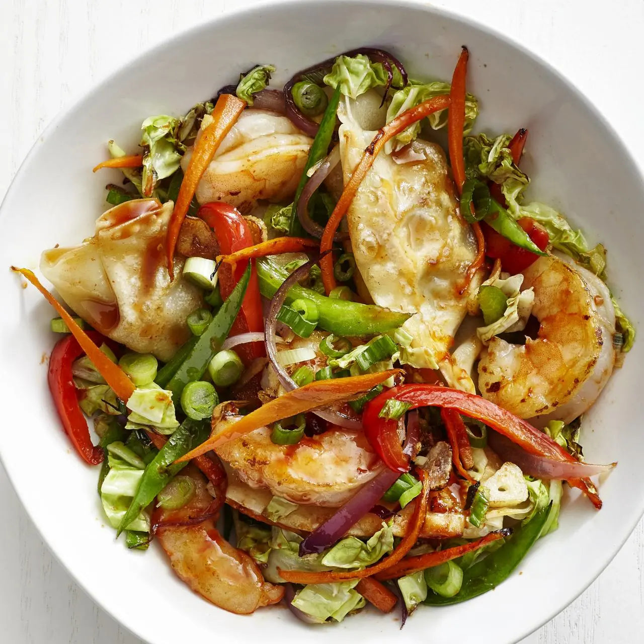 Sauté de crevettes & dumplings sur légumes & nouilles asiatique sauce soya sésame