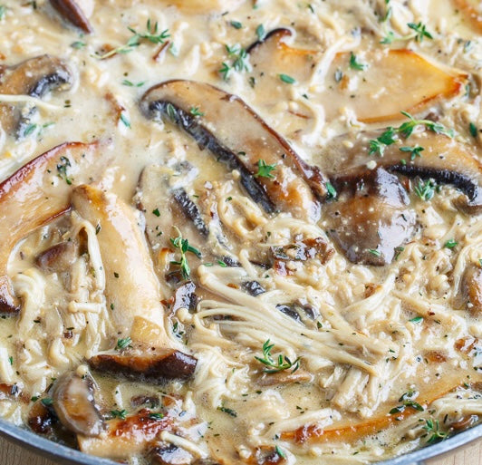 Pennine sauce brie, champignons, tomates rôti ail fines herbes & panko grillé (Option sans champignons!)